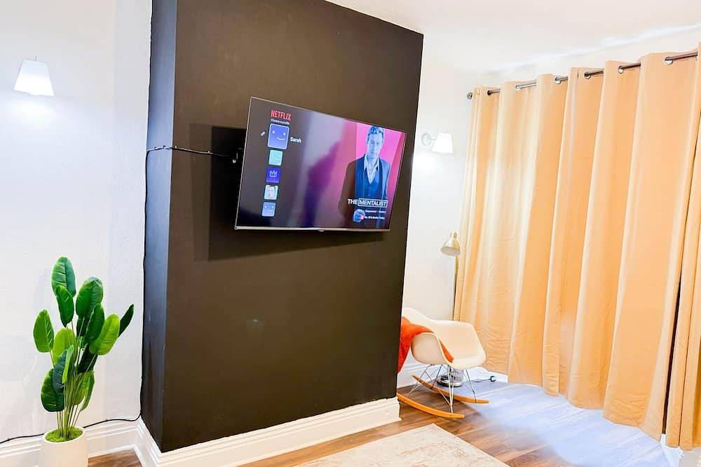 Spacious 3-Bed Home with Parking & Fast Wi-Fi in Kettering, Northamptonshire