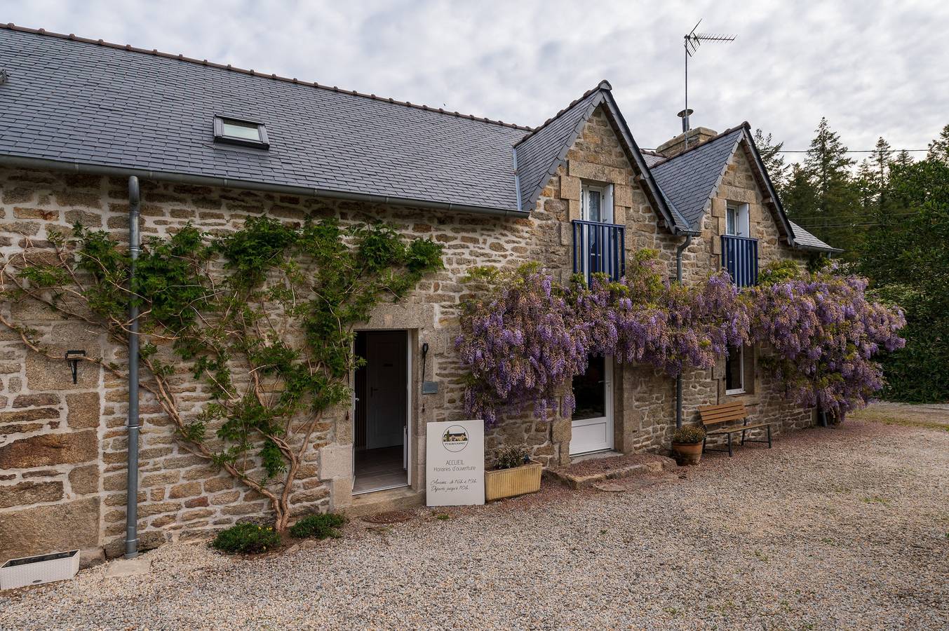 Maison d’hôtes « Chambre Carnac » avec salle d'eau et Wc privatifs, jardin et coin salon partagés. in Guilligomarc'h, Région de Quimper