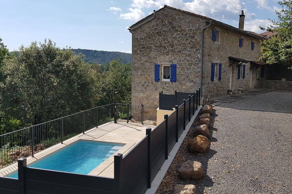 Gîte Ardèche, private and secluded swimming pool, large courtyard, terraces, in Les Assions, Parc national des Cévennes