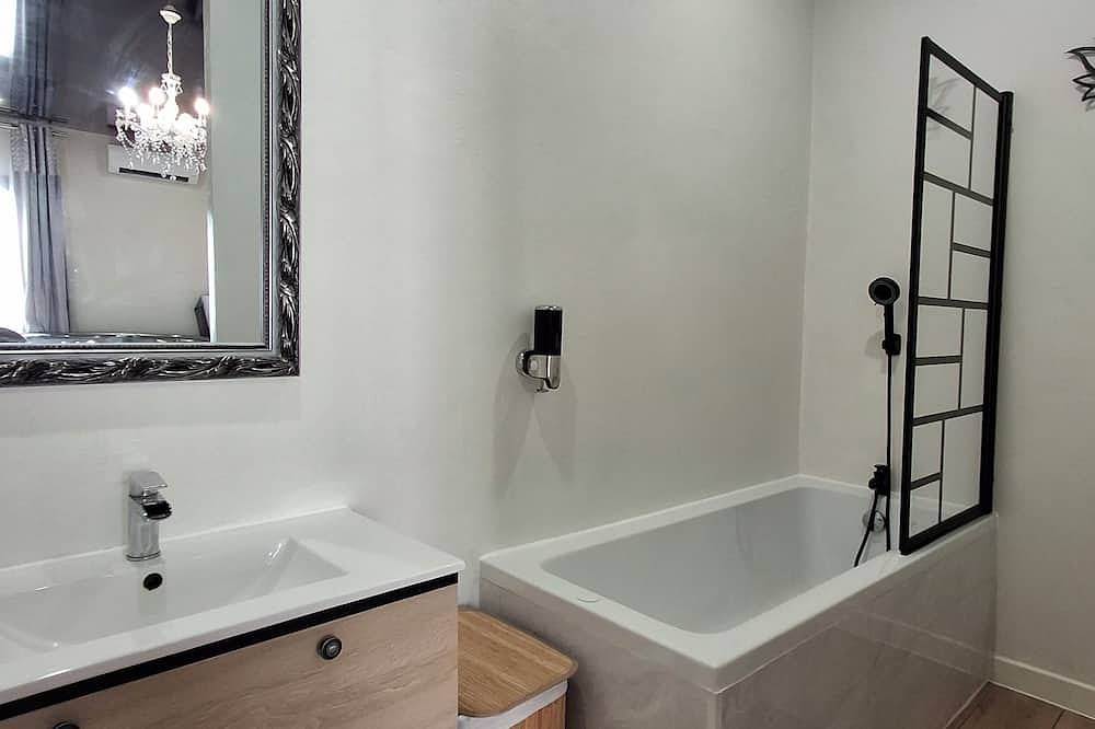 Apartamento entero, La Discrète Romantique, apartment with jacuzzi in Charavines, Región de La Tour-du-Pin