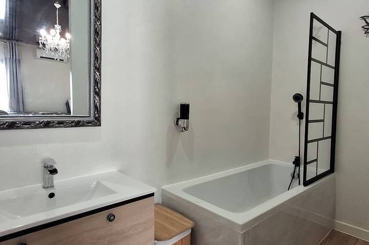 Ganze Wohnung, La Discrète Romantique, apartment with jacuzzi in Charavines, La Tour-du-Pin und Umgebung