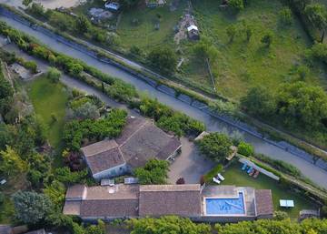 Gîte pour 4 personnes, avec piscine ainsi que jardin et vue à Lagnes