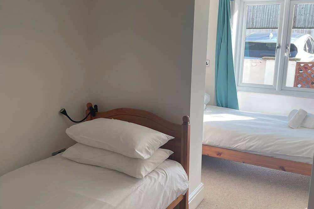 Entire apartment, Lovely, light and spacious Ground Floor Apartment With Terrace in St.Ives in St. Ives, Cornwall
