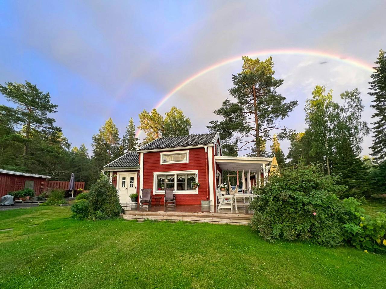 1700er-Holzhaus an einer Meeresbucht in der Nähe von Umeå in Umea, Västerbotten