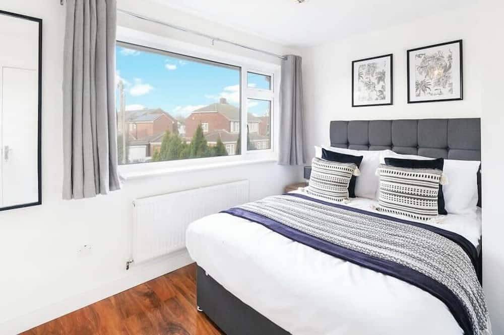 Cozy Family Home | Pet-Friendly, Parking & Netflix in Rushmoor, Hampshire