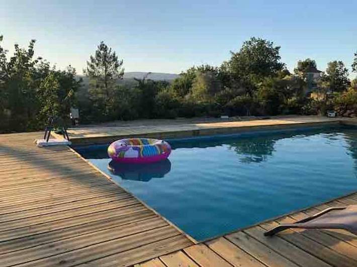Location de vacances pour 15 personnes, avec piscine et terrasse ainsi que jardin et vue, animaux acceptés à Lablachère