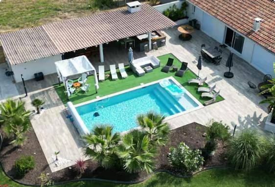 Villa pour 10 personnes, avec Terrasse ainsi que Jardin et Piscine
