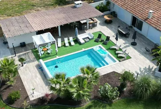 Chalet para 10 personas, con piscina además de terraza y jardín - 1