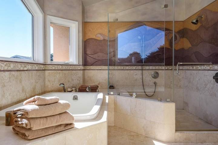 Vacation rental for 10 people, with yard and hot tub in Half Moon Bay