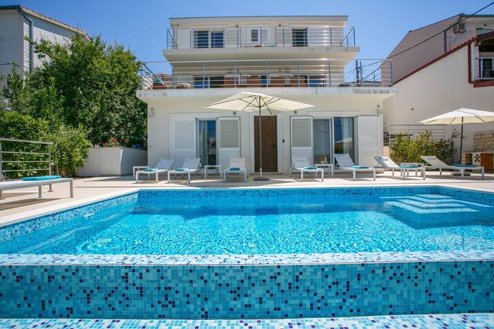 Villa pour 9 personnes, avec jardin, animaux acceptés à Okrug Gornji