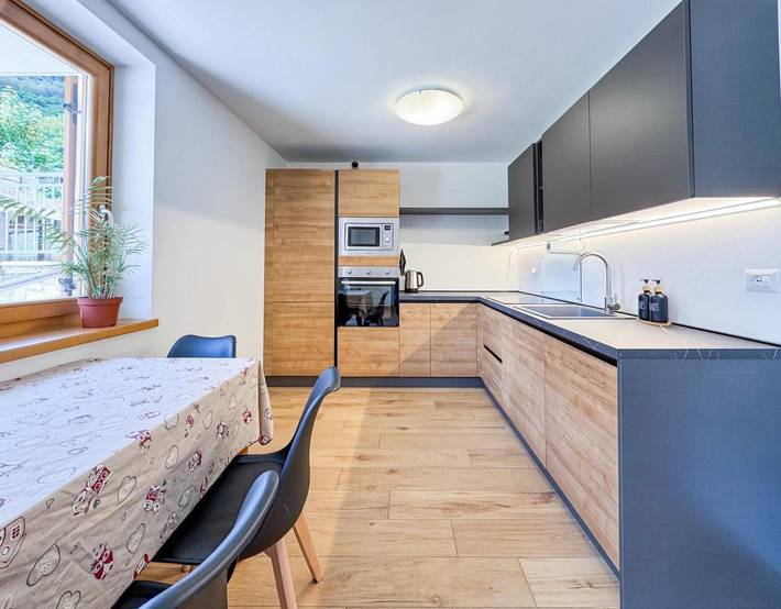 Entire apartment, Apartment 'Cà Vermigliana' with Lake View, Private Terrace and Wi-Fi in Fraviano, Vermiglio