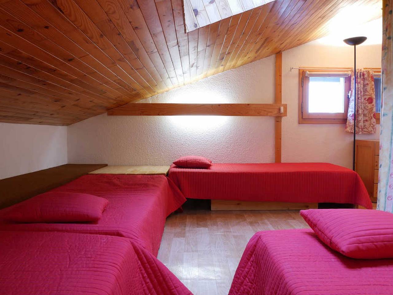 Ganze Wohnung, Gemütliche 2-Zimmer-Dachwohnung, renoviert, nahe Pisten und Geschäften, Balkon, Platz für 5 Personen in La Plagne, Bellentre
