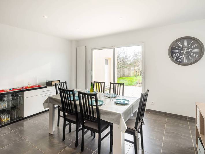 Maison familiale avec jardin clos, 4 pièces, 6 pers, proche plage et commerces, Wifi, parking inclus. in Locmariaquer, Côte des Mégalithes