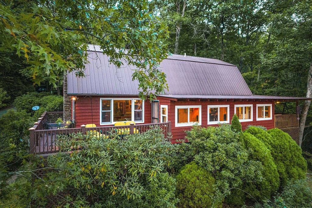 Serene & secluded 2-Story home with covered porch, firepit & telescope in Macon County