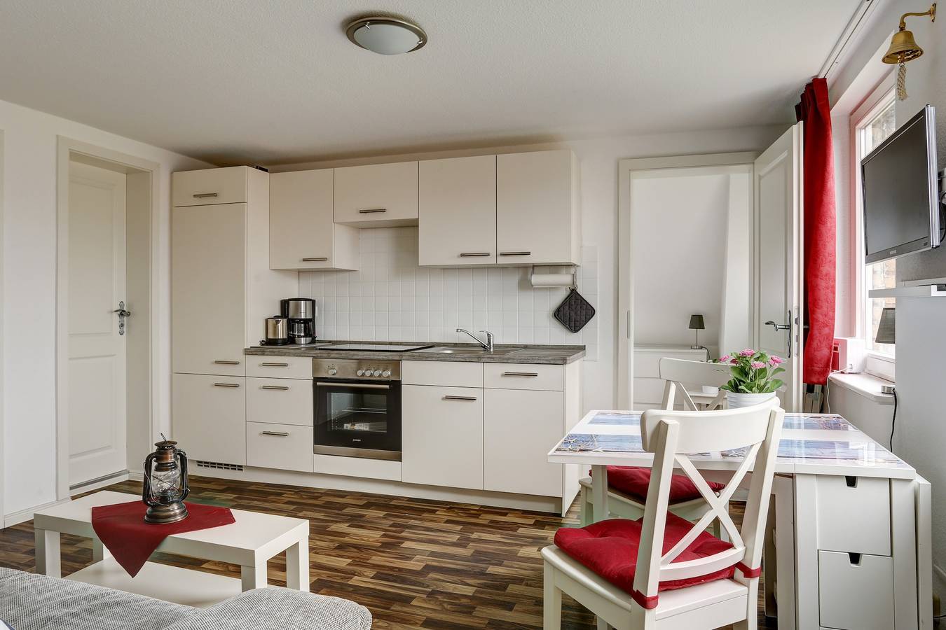 Ganze Wohnung, Ferienwohnung 'Kapitänsferienhaus Romantik' mit Gemeinschaftsterrasse und Wlan in Schaprode, Rügen