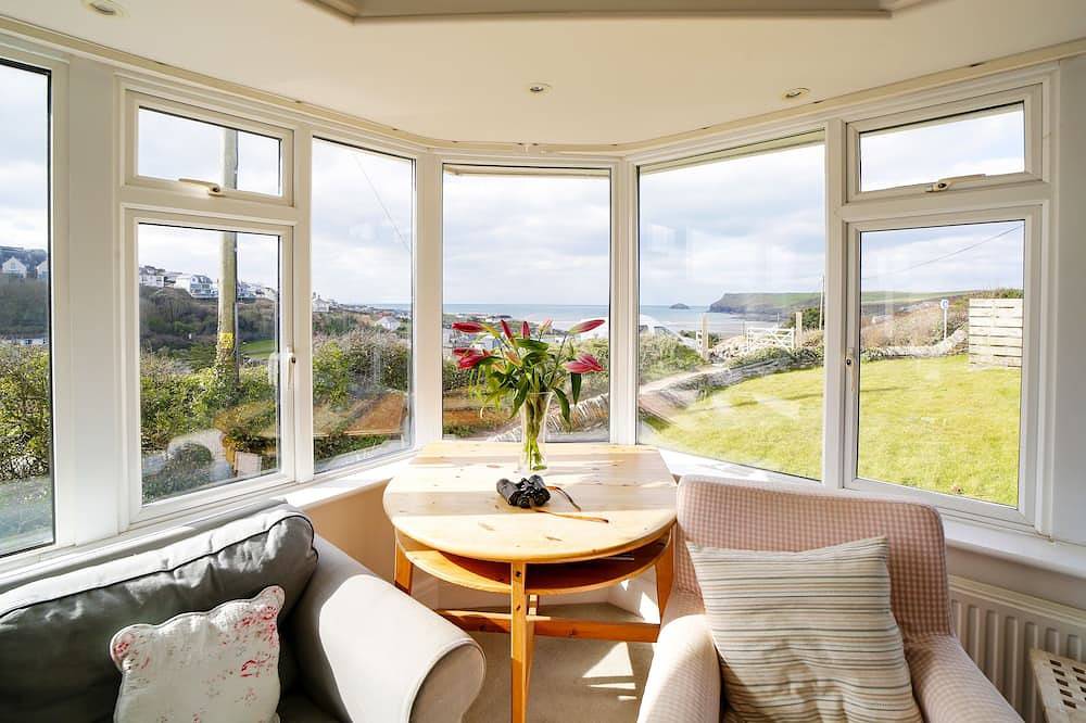 Trevarthian - A stunning holiday home overlooking Polzeath beach,sleeps 8 + dogs in Polzeath, Pentire Point - Widemouth