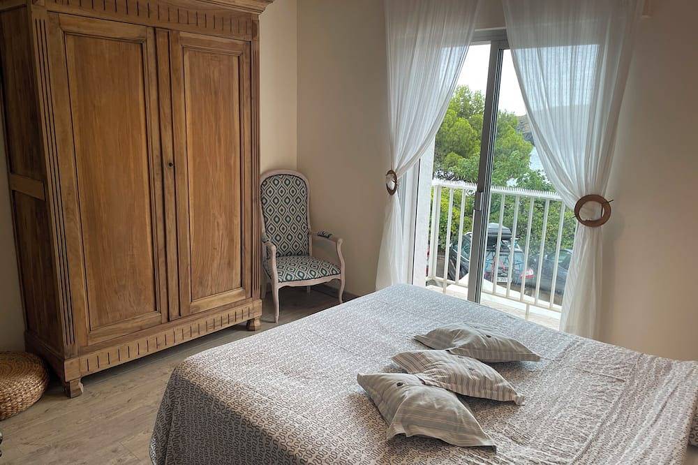 Family village house on Cerbere bay, 4 minutes from the beach in La Côte Vermeille, Cerbère