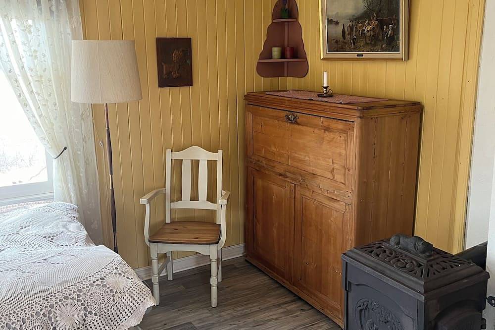 Veslestua, located on a cozy farmstead by Lake Rødenessjøen in Marker