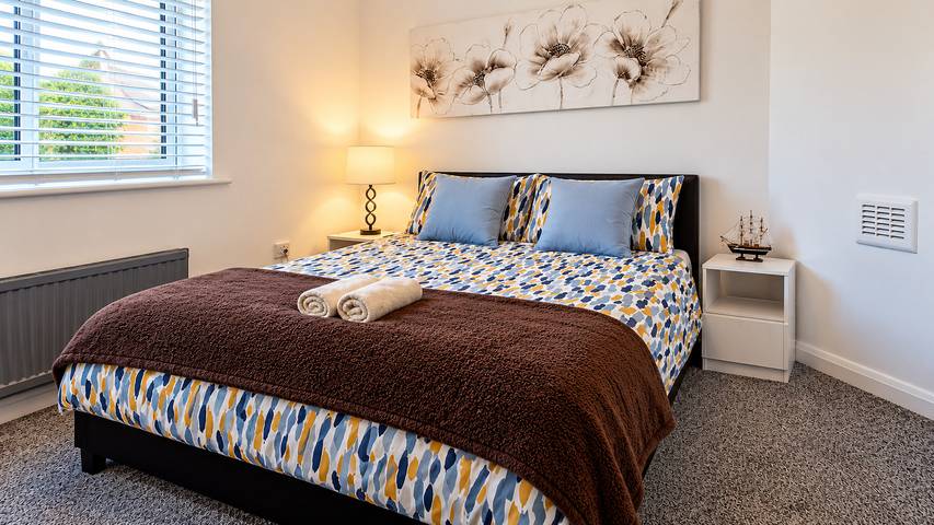 2 Bedroom House in Leeds - Sleeps 5, WiFi, Pets in Leeds, West Yorkshire