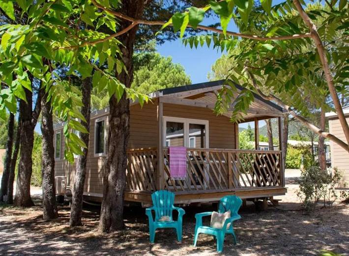 Hôtel pour 2 personnes, avec jacuzzi et piscine ainsi que bassin pour enfant et terrasse, animaux acceptés