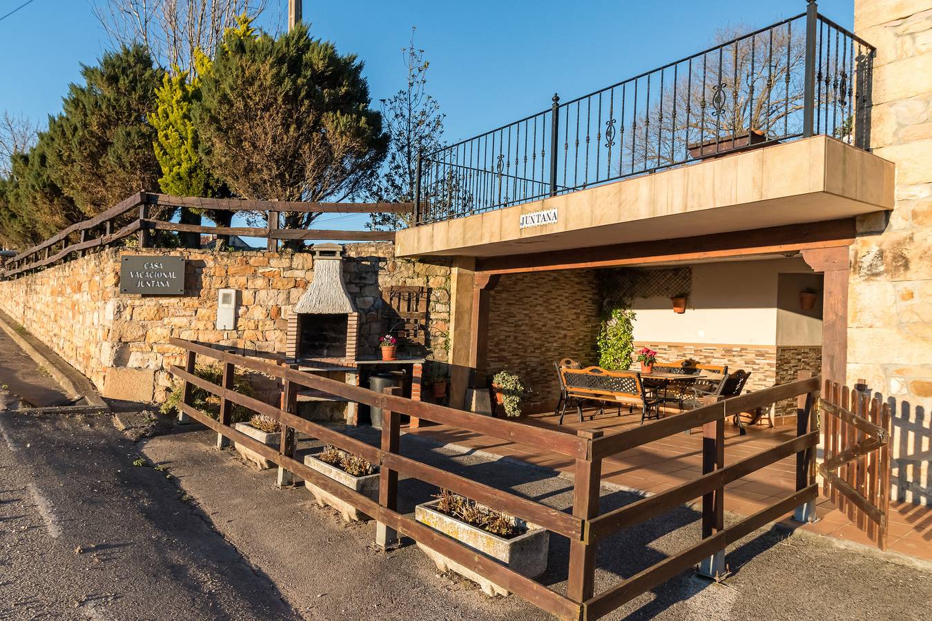 Ganze Wohnung, Ferienwohnung 'Juntana 1' mit Bergblick, Gemeinschaftsterrasse und Wi-Fi in Villacarriedo, Cordillera Cantábrica