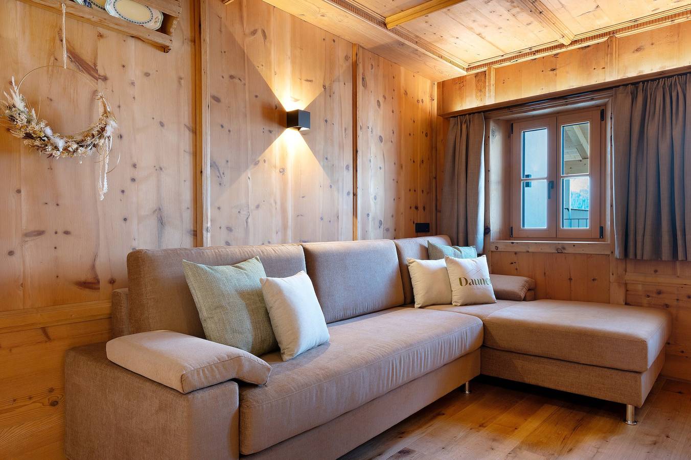 Appartamento intero, Appartamento 'Lën' con vista sulle montagne, giardino in comune e Wi-Fi in Daunei, Selva di Val Gardena