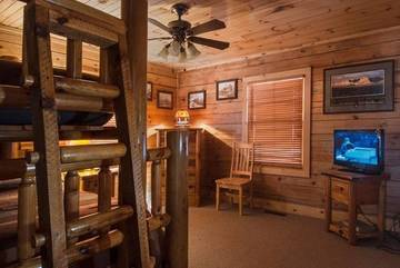Log Cabin for 7 Guests in Fontana Lake, Swain County, Picture 3