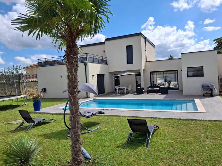 Villa pour 6 personnes, avec Balcon et Terrasse ainsi que Jardin et Piscine