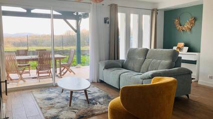 Location de vacances pour 8 personnes, avec vue ainsi que jardin et terrasse à Mouguerre