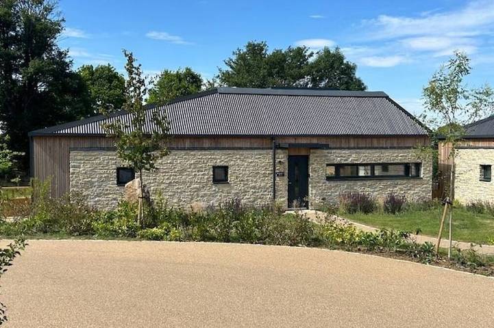 Holiday rental for 4 people, with hot tub and terrace as well as garden in North Wessex Downs
