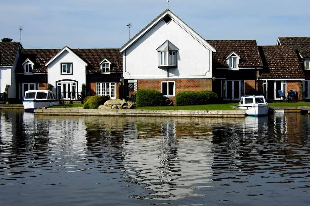Log Cabin for 4 People in Wroxham, Norfolk