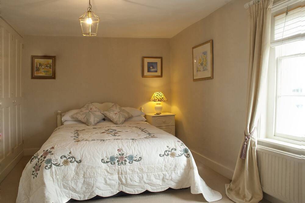 Sea House, Lymington, a lovely Georgian house. in Lymington, Hampshire