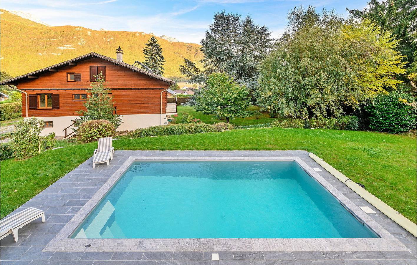 Retraite avec vue sur la montagne - Appartement spacieux avec piscine in Doussard, Parc naturel régional du Massif des Bauges