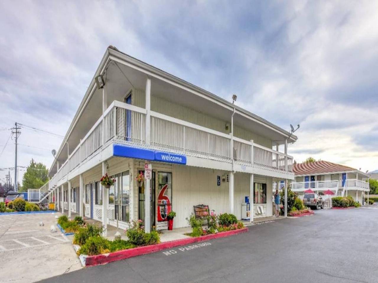 1 Full Bed | Ada/Ri Shower in Medford, Oregon