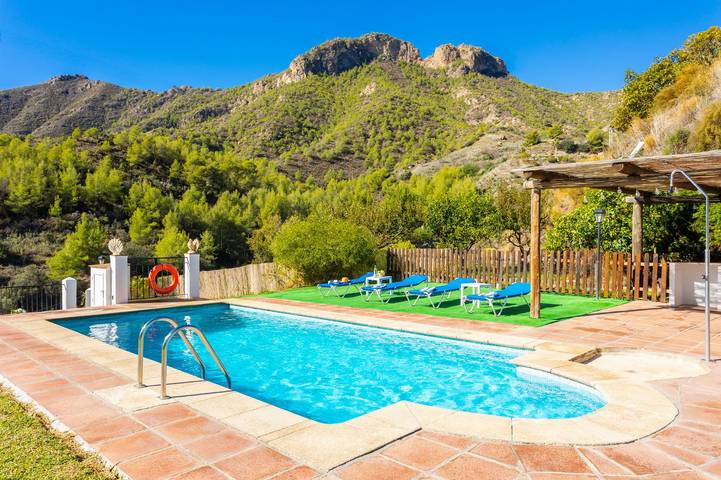 Villa for 6 people, with garden and terrace as well as ocean view in Nerja