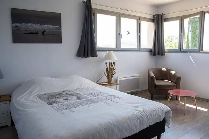 Location de vacances pour 6 personnes, avec terrasse et jardin, animaux acceptés à Saint-Étienne-de-Fontbellon - 3