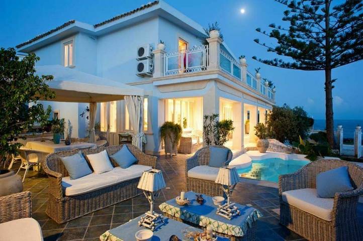 Casa vacanza per 13 persone, con terrazza e piscina in Fontane Bianche