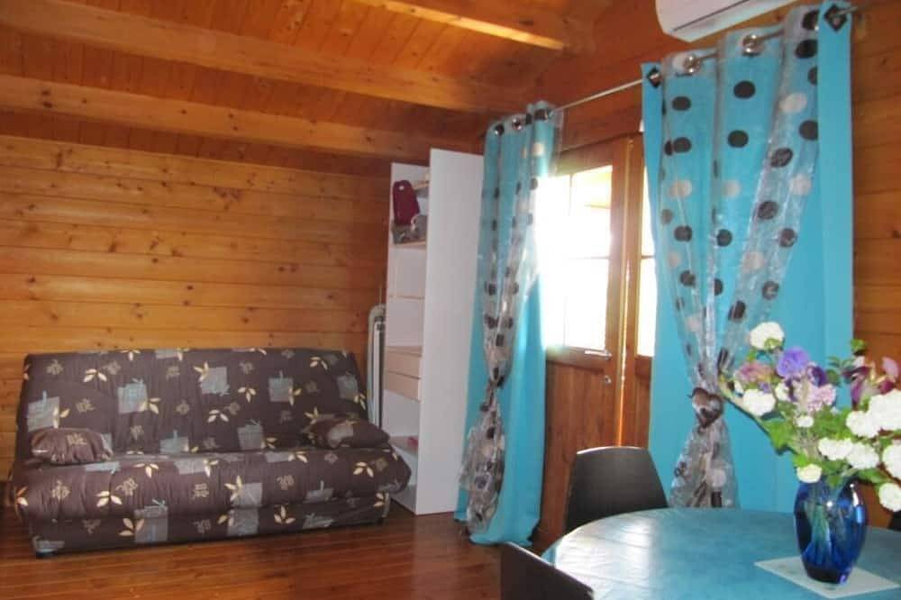 Quiet, air-conditioned chalet with heated pool, sleeps 6, 2 bedrooms in Terrasson-Lavilledieu, Périgord Noir