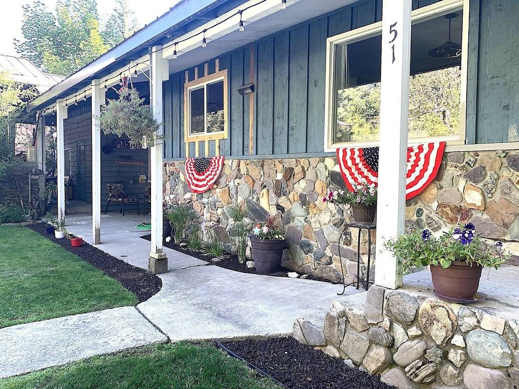 Very open, beautiful and cozy one level, 3 bed, 2 bath Cabin all on One Level. in Priest Lake