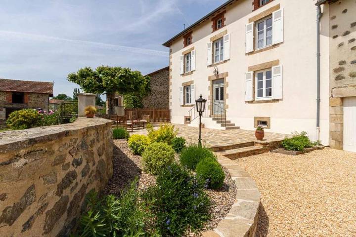 Location de vacances pour 8 personnes, avec jardin et terrasse dans Burgnac