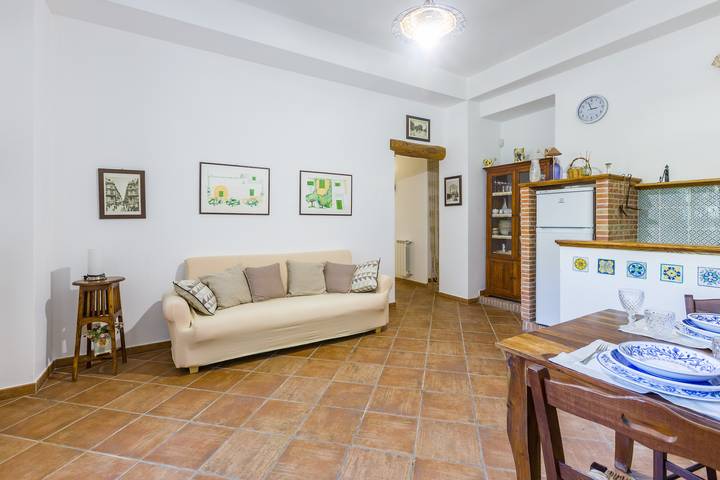 Entire apartment, Apartment 'Magnolia' with Mountain View, Wi-Fi and Air Conditioning in Piraino, Messina Province
