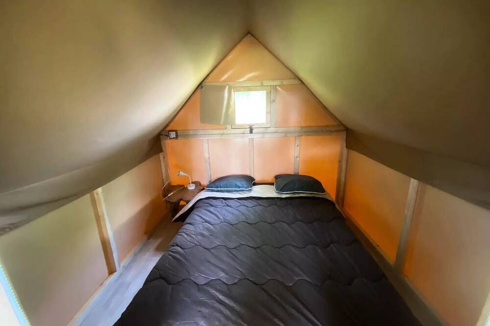 Cabane Perchee 2 Pers +possibilité tente sup 2 Ã  4 personnes - 2 pers. inclus dans le tarif in Puybrun, Lot