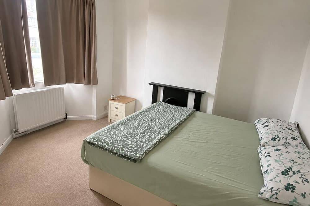 4-bedroom house in Chelmsford, 10 mins walk from bus and train station in Chelmsford, Essex