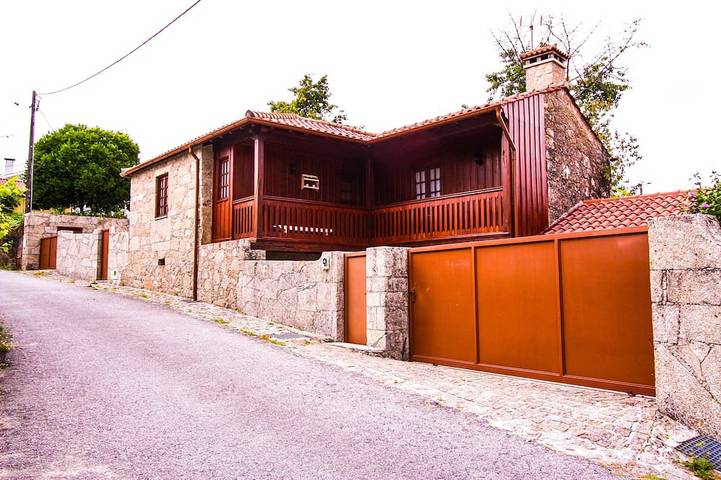 Location de vacances pour 6 personnes, avec piscine ainsi que jardin et balcon dans Ponte da Barca