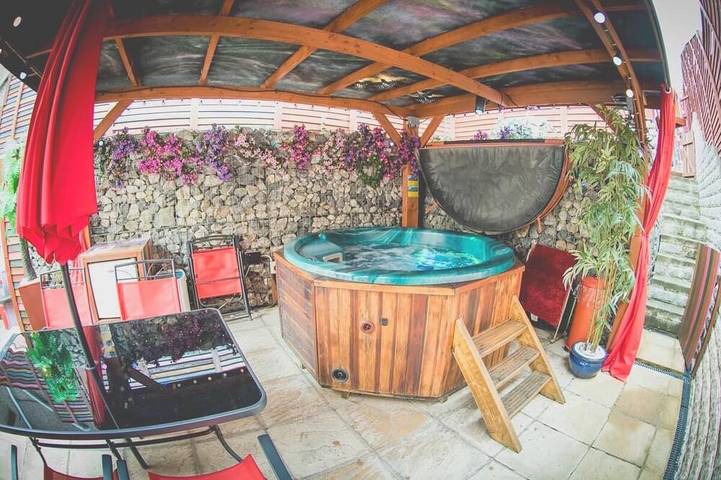 Ferienhaus für 7 Personen, mit Whirlpool und Garten in Wales