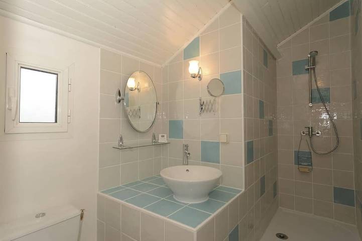 Gîte pour 2 personnes, avec terrasse et jardin à Saint-Mitre-les-Remparts - 4