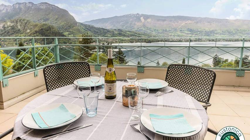 Location de vacances pour 6 personnes, avec piscine et terrasse à Talloires