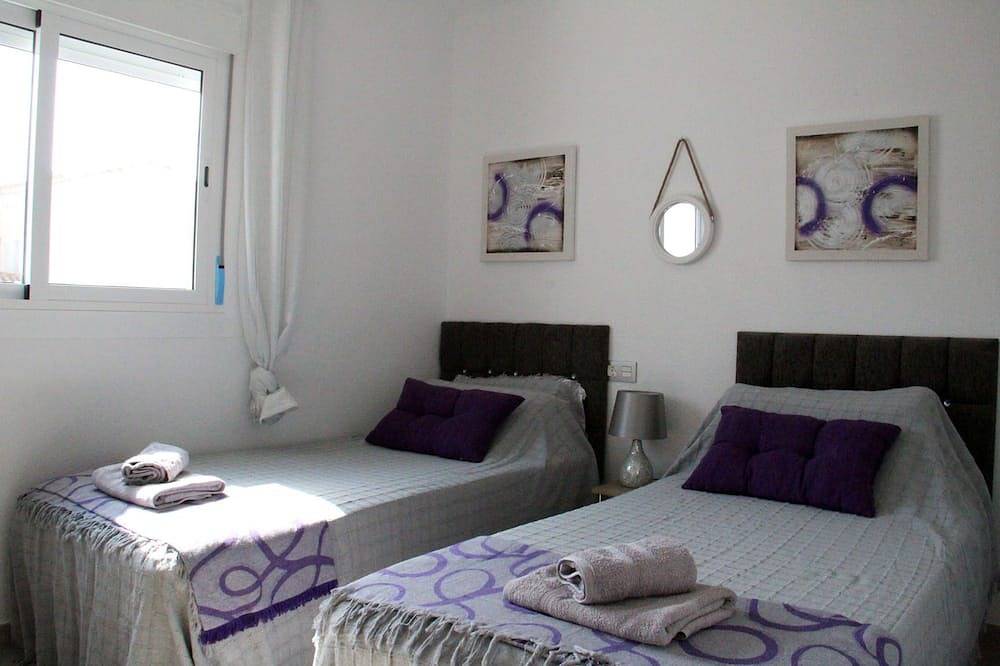 Ganze Wohnung, Atemberaubende 2 Bed Apt auf Villamartin Plaza neu renoviert mit Blick auf den Gemeinschaftspool in Brisas y Golf, Orihuela