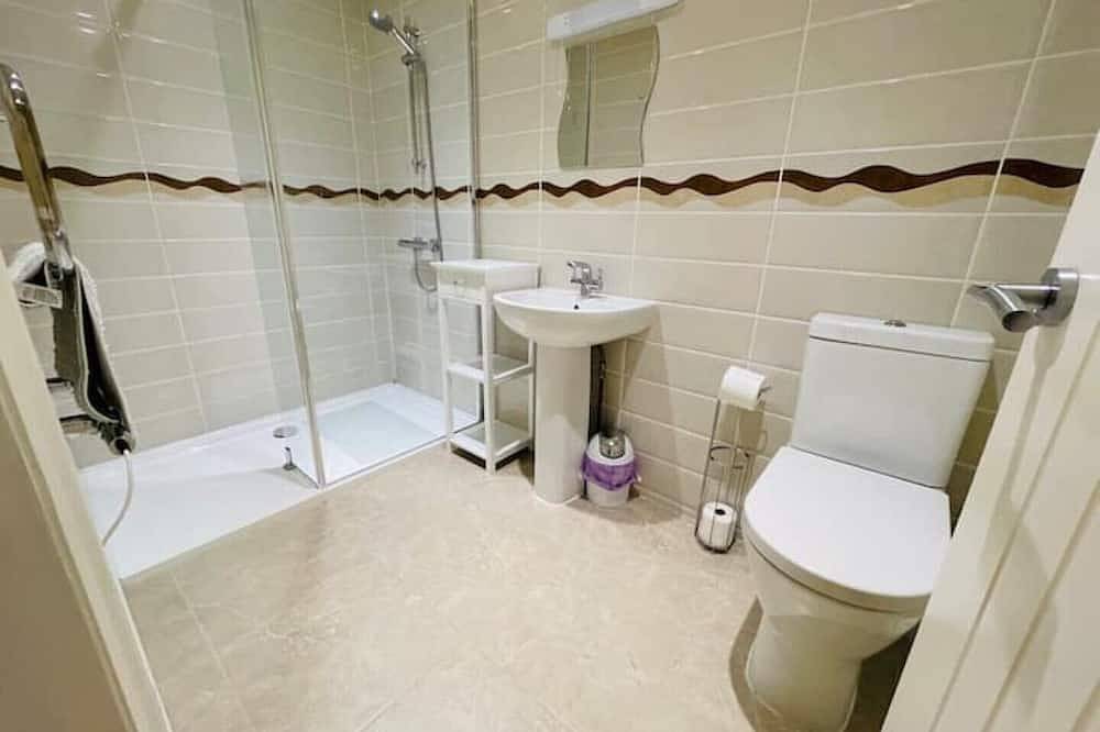 Stylish, family friendly Pembrokeshire Bluestone Barn in idyllic coastal setting in Goodwick, Pembrokeshire