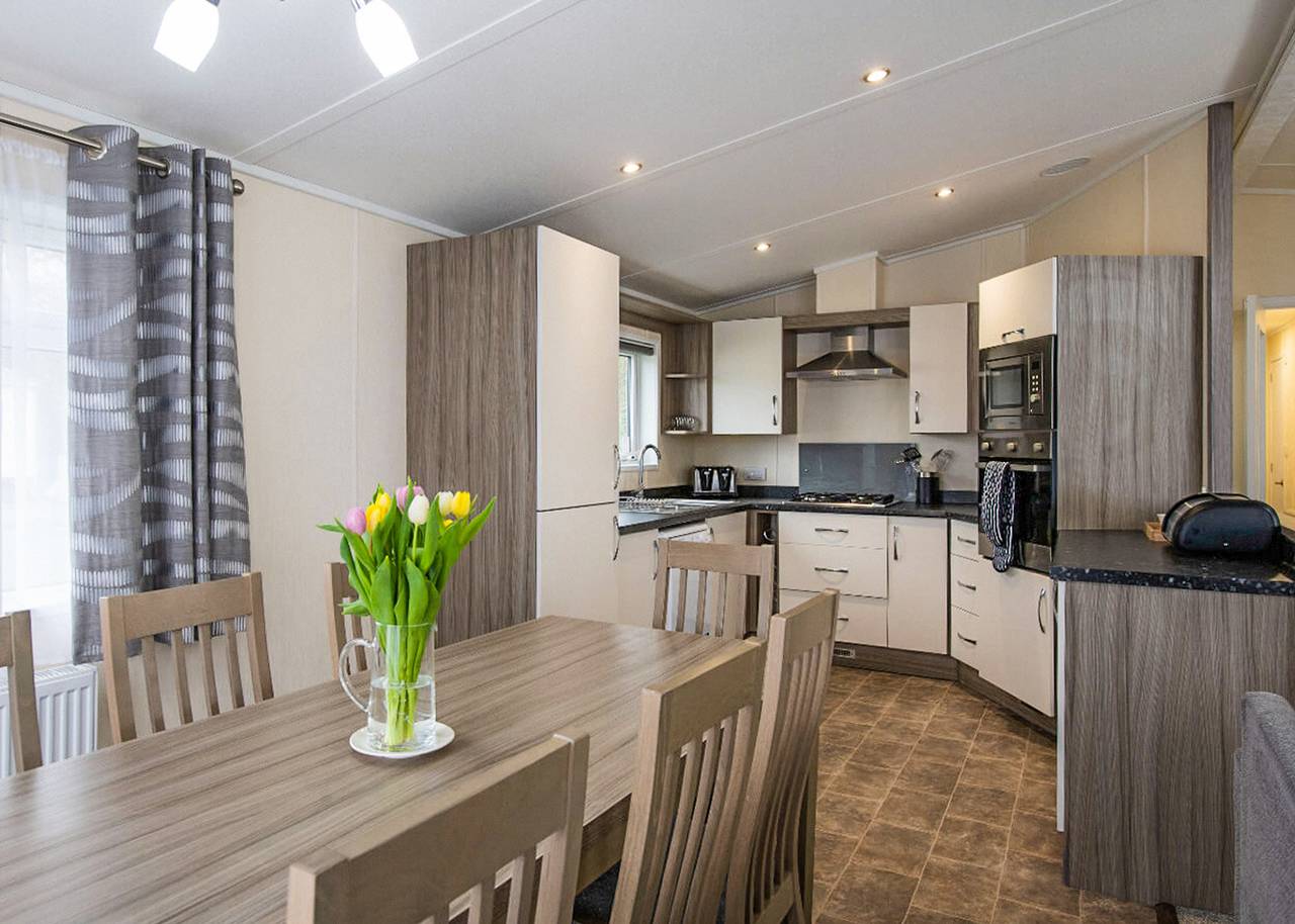 Deluxe 4, Slps 8, parking, ensuite, decking, Ht in Burgh Castle, Great Yarmouth
